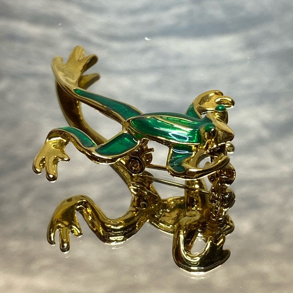 Vintage 1960s Pin Gold Enamel Frog Brooch 2”x 2” - Picture 9 of 10